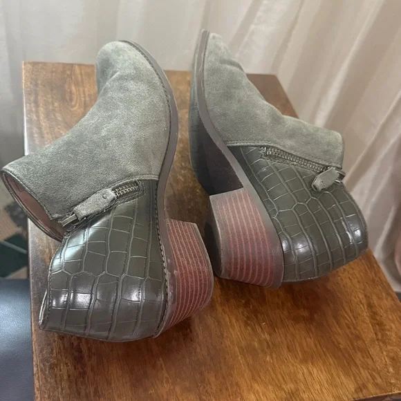 Vionic Marissa Short Bootie, Black Suede Crocodile Print Green Sz 8 - Picture 5 of 8